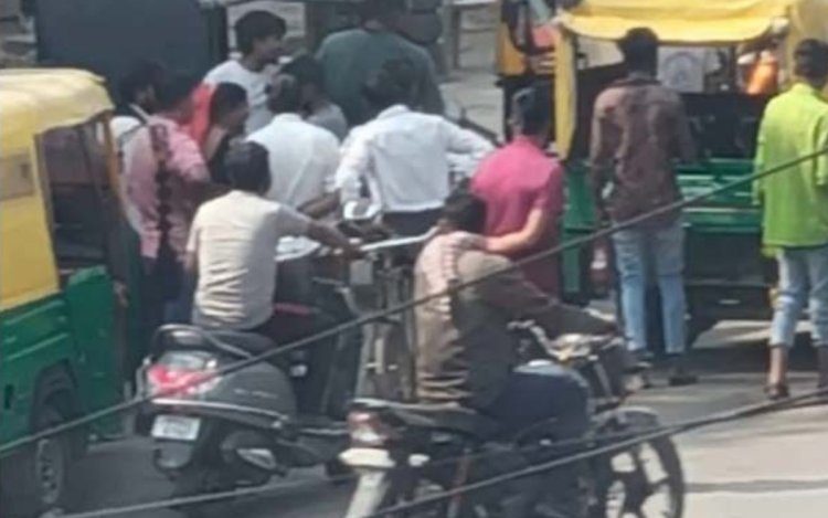 ऑटो किराये को लेकर सड़क पर बवाल, महिला और चालक में मारपीट