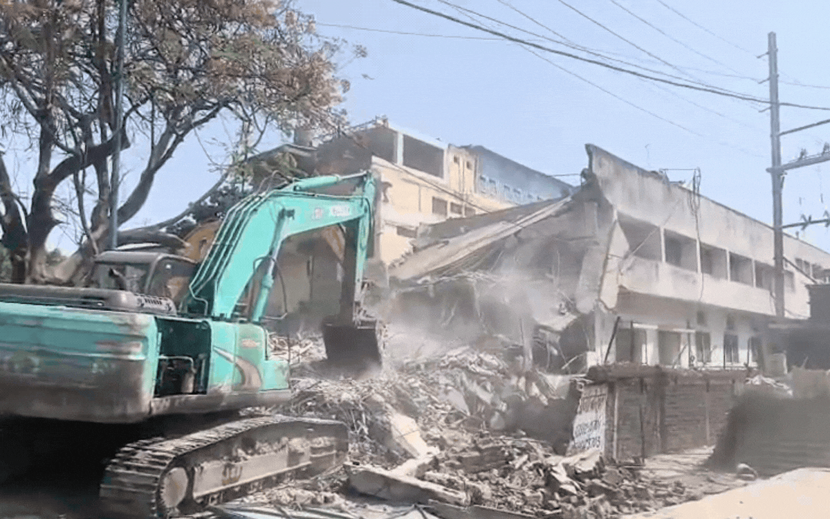इंदौर नगर निगम ने एमआर-4 रोड पर दो फैक्ट्रियों पर चलाया बुलडोजर