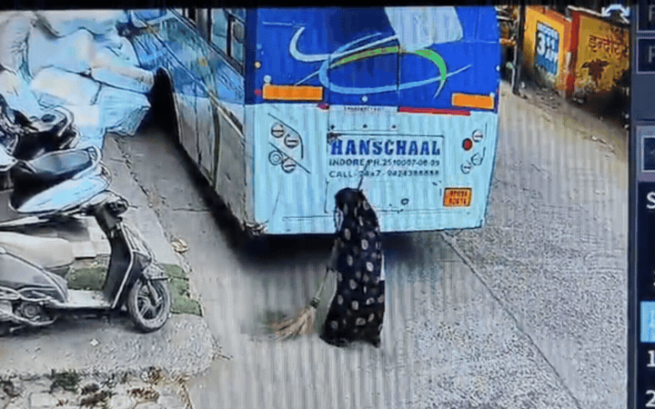 महिला सफाईकर्मी पर गिरा भारी पार्सल, कंधे और पसली में फ्रैक्चर, गोदाम सील