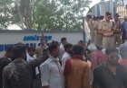 सतना: ड्यूटी के दौरान कर्मचारी की मौत पर बवाल, UCL फैक्ट्री के गेट पर शव रखकर प्रदर्शन