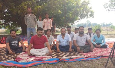 मऊगंज में किसानों का अनोखा कदम: सड़क निर्माण के विरोध में खेत में ही आमरण अनशन पर बैठे किसान
