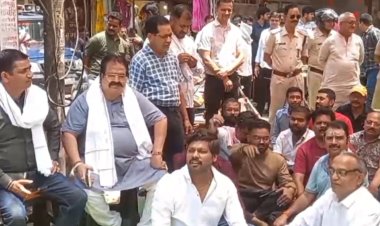 स्मार्ट सिटी की उखड़ी सड़कों पर फूटा गुस्सा: हनुमान चौक में व्यापारियों का प्रदर्शन, आत्मदाह की चेतावनी