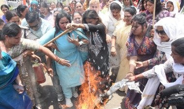 राज्यसभा चुनाव विवाद पर महिला कांग्रेस का प्रदर्शन, निर्वाचन आयोग का फूंका पुतला