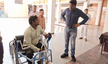 मऊगंज:ट्राई साइकिल मिलते ही दिव्यांग राकेश के चेहरे पर छाई खुशी, कलेक्टर की तत्परता से मिली राहत