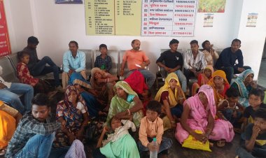 कार की जगह बाइक पर विदा हुई दुल्हन रास्ते पर दबंगों का ताला