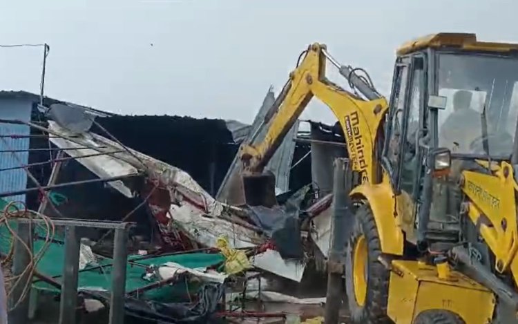 इंदौर में बड़ी कार्रवाई: चरनोई भूमि से 35 अवैध दुकानें हटाईं, 1.5 हेक्टेयर जमीन अतिक्रमण मुक्त