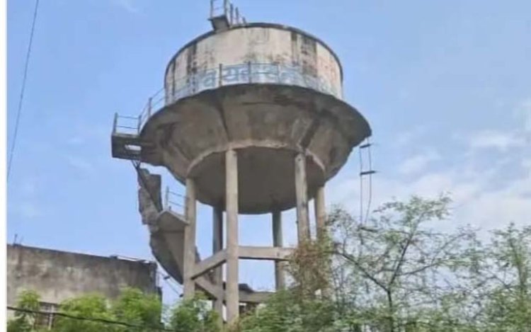 सिंगरौली में जर्जर पानी की टंकी का हिस्सा गिरा, बड़ा हादसा टला