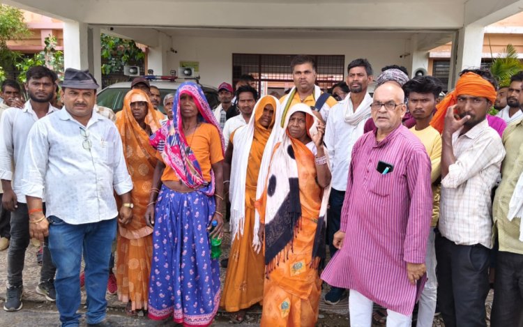 मऊगंज में 600 मीटर सड़क की मांग, आदिवासी बस्ती के ग्रामीणों ने कलेक्टर से लगाई गुहार