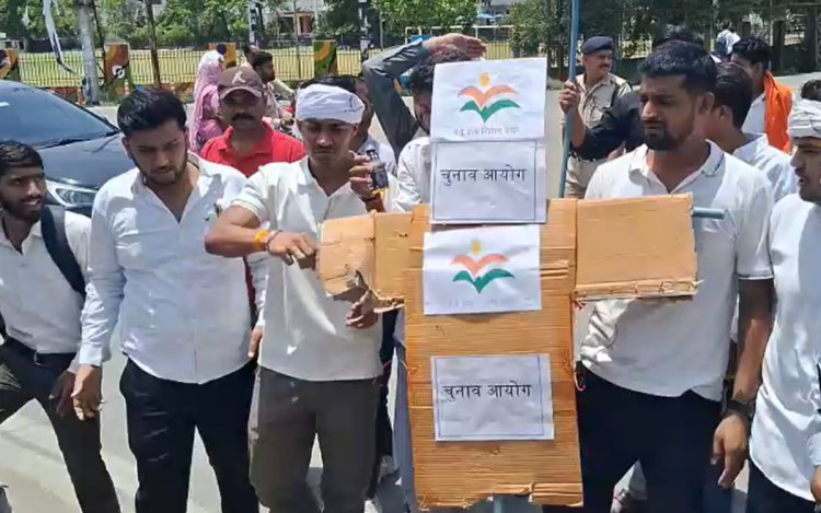 मीनाक्षी नटराजन का नामांकन रद्द होने पर रीवा में बवाल, NSUI ने फूंका चुनाव आयोग का पुतला