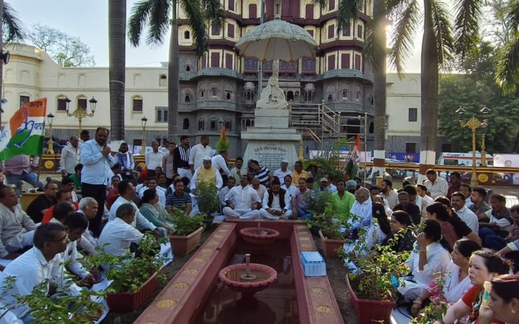 इंदौर: मीनाक्षी नटराजन का नामांकन निरस्त होने के विरोध में सड़कों पर उतरी कांग्रेस