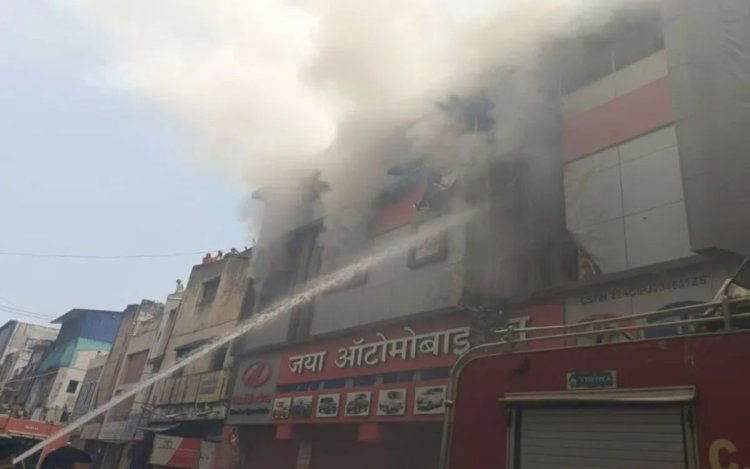 रायपुर: ऑटोमोबाइल शॉप में लगी भीषण आग, 15 फायर ब्रिगेड की गाड़ियां ने पाया काबू 