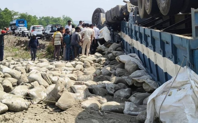 सिंगरौली में भीषण हादसा: अल्ट्राटेक सीमेंट से भरा तेज रफ्तार ट्रेलर पलटा, रेस्क्यू कर बचाई गई ड्राइवर की जान 