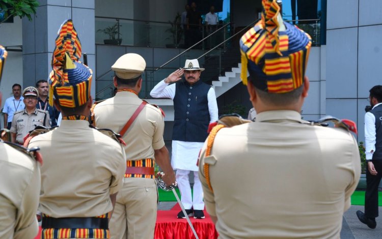 भोपाल पुलिस मुख्यालय पर CM को दिया गया गार्ड ऑफ ऑनर, 3 साल में 22 हजार पुलिसकर्मियों की भर्ती का ऐलान
