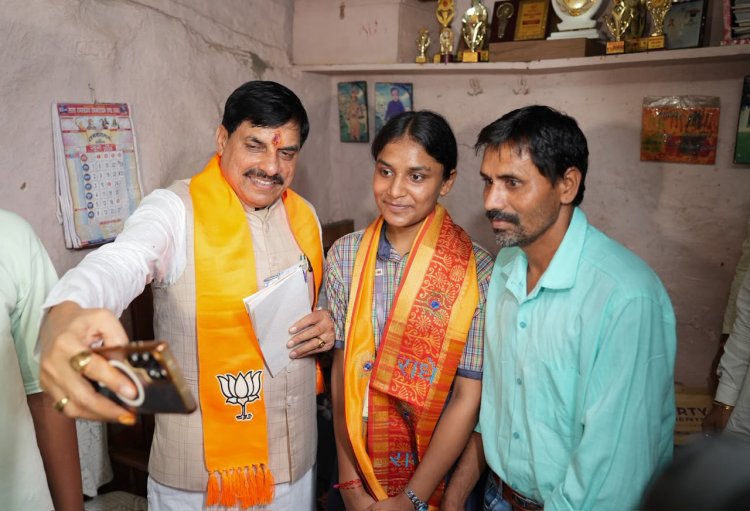 500 में 500 अंक लाने वाली चांदनी से मिले सीएम मोहन यादव, पढ़ाई और नए घर का दिया भरोसा