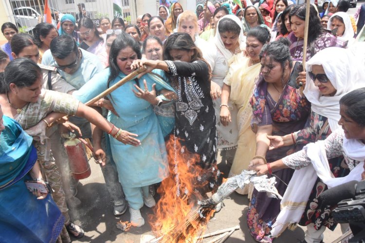 राज्यसभा चुनाव विवाद पर महिला कांग्रेस का प्रदर्शन, निर्वाचन आयोग का फूंका पुतला