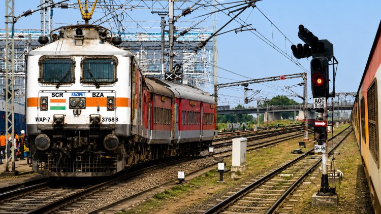 सिग्नल केबल चोरी, मुंबई-हावड़ा रूट पर तीन घंटे थमीं ट्रेनें 19 हुईं लेट