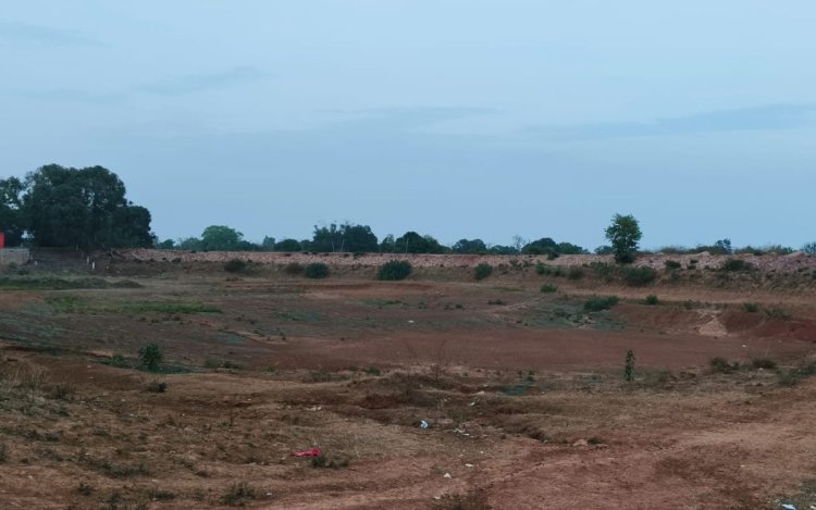 मऊगंज: ठेकेदार की मनमानी  से अधर में लटका तालाब और मंदिर का कायाकल्प 