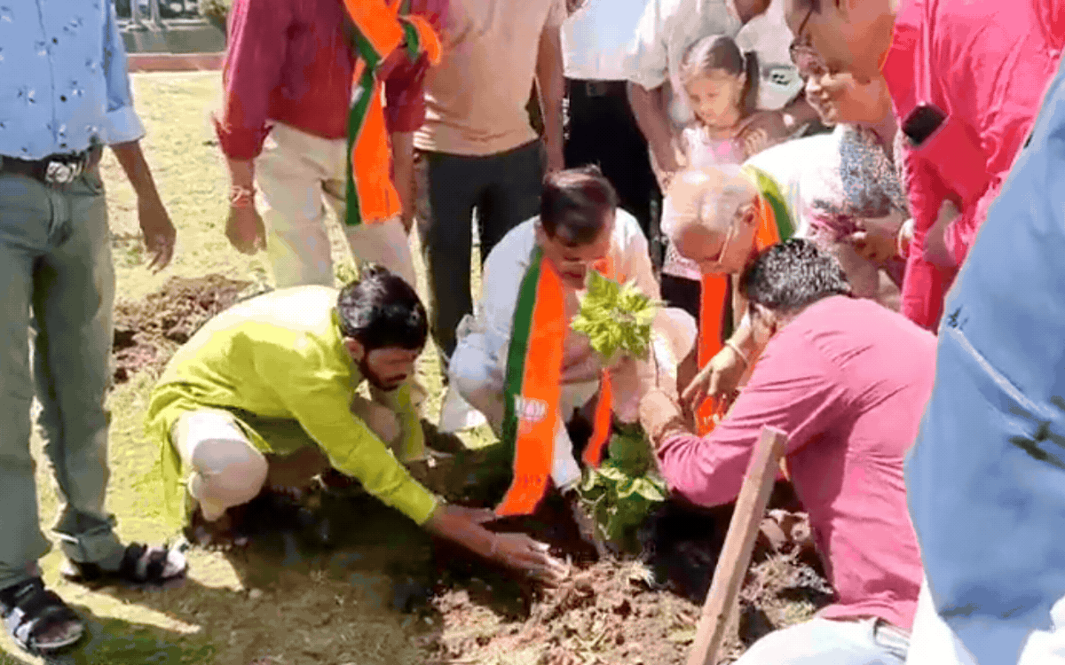 भोपाल में हरियाली का संदेश वीडी शर्मा ने किया वृक्षारोपण सुरेश पचौरी भी रहे मौजूद