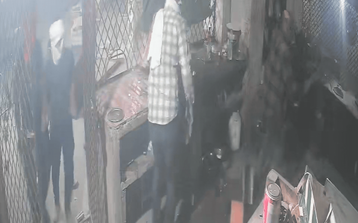सतना में ढाबे पर दर्जनभर युवकों का हमला: कर्मचारी गंभीर रूप से घायल, CCTV में वारदात कैद