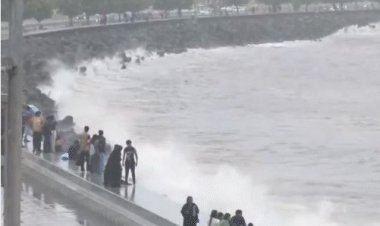 मुंबई में भारी बारिश, समुद्र से दूर रहने की चेतावनी 15 फीट ऊंची लहरें उठ सकती हैं  