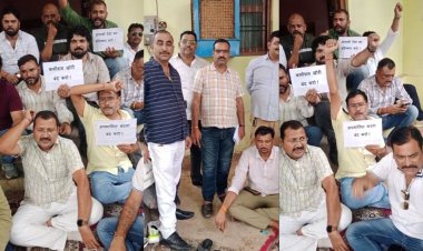 GM के विरोध में PMGSY ठेकेदारों का धरना, भ्रष्टाचार और उत्पीड़न के लगाए आरोप