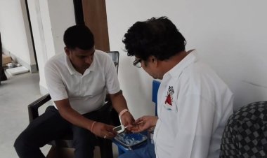 बैठक में बार-बार वाशरूम जाने पर कमिश्नर नाराज, अधिकारियों का कराया ब्लड शुगर टेस्ट