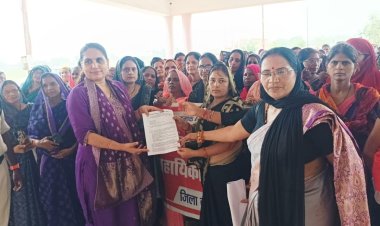 मऊगंज में आंगनबाड़ी कार्यकर्ताओं का हल्ला बोल, 41 हजार वेतन और सरकारी दर्जे की मांग