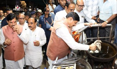 उज्जैन दौरे पर अलग अंदाज में दिखे CM: जलेबी बनाई, शाम की चाय का आनंद लिया