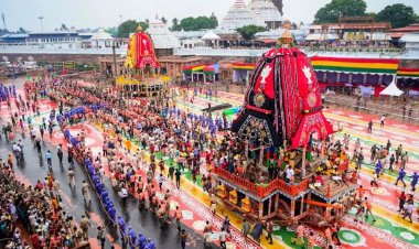 Ahmedabad में धूमधाम से निकली Jagannath Rath Yatra, Puri में बारिश के बीच उमड़ा आस्था का सैलाब