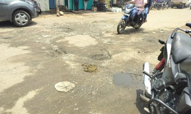 Singrauli के गायत्री मंदिर रोड की बदहाल सड़क, जलभराव और गड्ढों से लोग परेशान