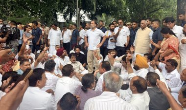 PM आवास के पास कांग्रेस का प्रदर्शन: राहुल-प्रियंका समेत कई नेता धरने पर बैठे, प्रधानमंत्री से मांगा इस्तीफा