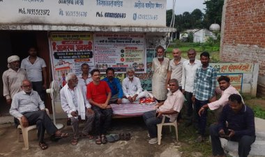 पंचायत भवन के सामने आमरण अनशन पर बैठे सरपंच, सचिव पर लगाए लापरवाही के आरोप