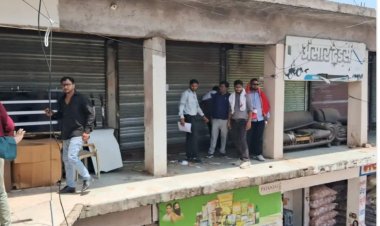टीकमगढ़ में नगर पालिका की 55 दुकानों पर प्रशासन की बड़ी कार्रवाई, ताले तोड़कर किया सील