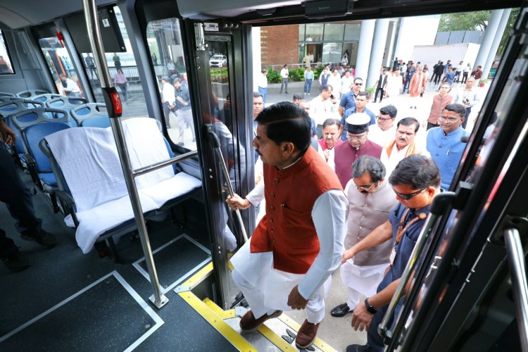 ई-बस में सवार होते मुख्यमंत्री डॉ. मोहन यादव