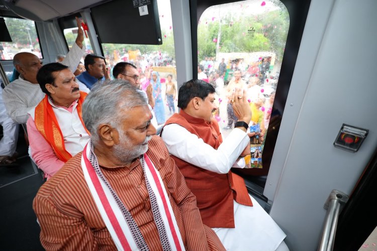 ई-बस से लोगों का अभिवादन करते मुख्यमंत्री डॉ. मोहन यादव