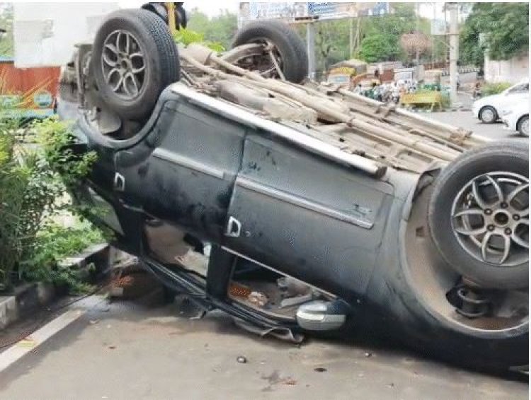 भोपाल में तेज रफ्तार ट्राले की टक्कर से कार पलटी 2 युवक घायल