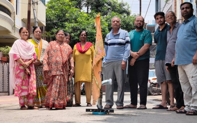 इंदौर में बीच सड़क पर बोरिंग: पानी की समस्या के समाधान पर विवाद, कांग्रेस ने उठाए सुरक्षा के सवाल