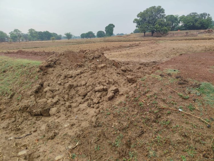 चालीस वर्ष पुराने मार्ग को जेसीबी से खोदा,स्कूली बच्चों सहित ग्रामीणों का आवागमन ठप