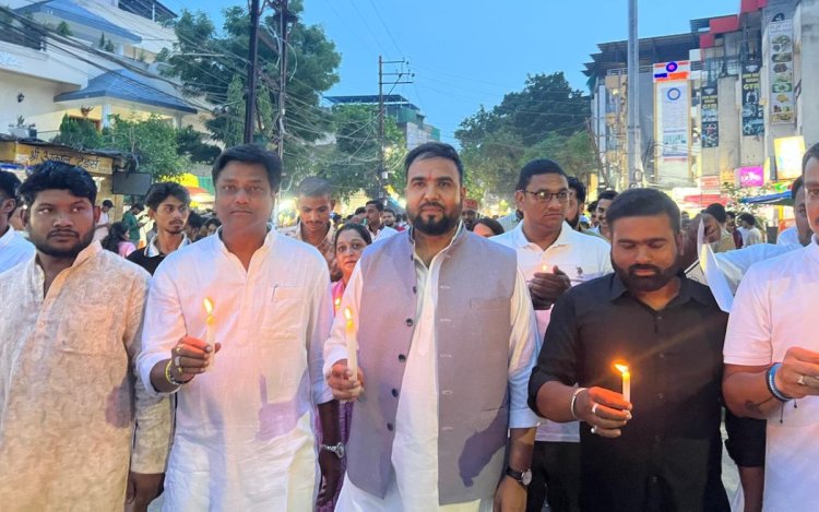 पेपर लीक और बेरोज़गारी के खिलाफ सड़कों पर उतरे छात्र, इंदौर में निकाला कैंडल मार्च
