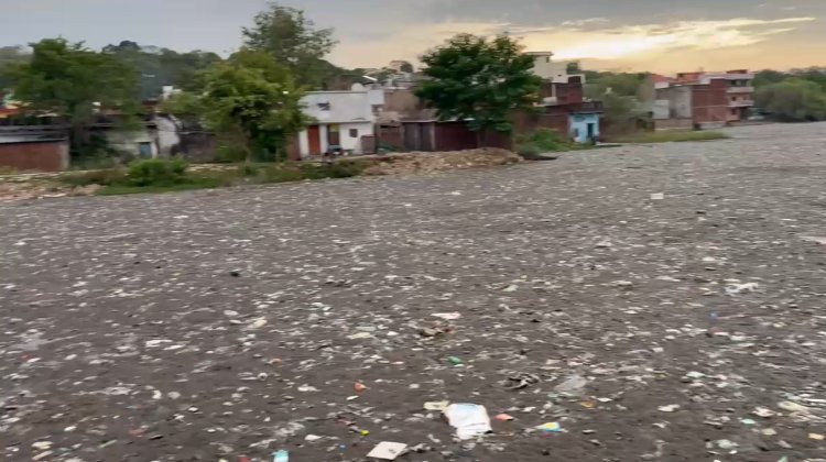किशोर सागर तालाब में गंदगी का अंबार, बारिश के बाद नगर परिषद की सफाई व्यवस्था पर उठे सवाल