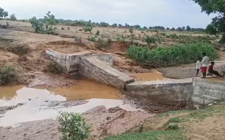10 दिन में टूटा लाखों का चकडेम, निर्माण में भ्रष्टाचार के आरोपों से घिरा सिंगरौली प्रशासन