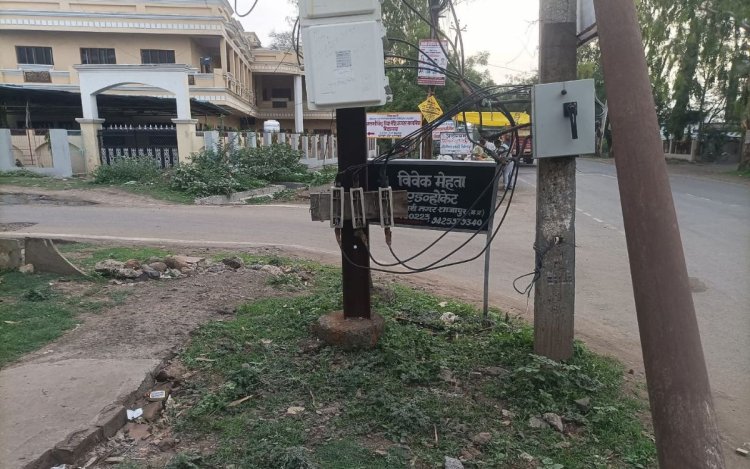 शाजापुर: वार्ड 28 में खुला विद्युत पोल बना हादसे को दावत, बच्चों की जान को खतरा