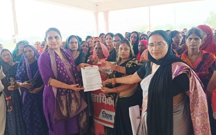 मऊगंज में आंगनबाड़ी कार्यकर्ताओं का हल्ला बोल, 41 हजार वेतन और सरकारी दर्जे की मांग