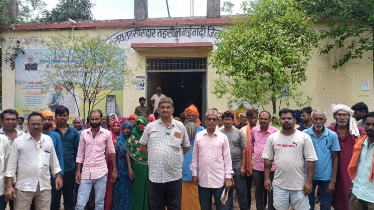 मऊगंज में सरकारी रास्ता जोतकर बंद करने का आरोप, सैकड़ों ग्रामीण पहुंचे तहसील