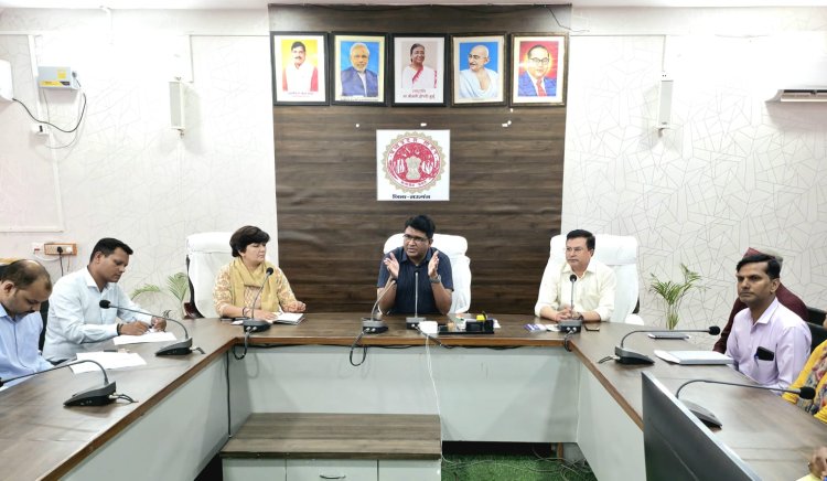 Mauganj: बच्चों की सुरक्षा और खदानों में सुरक्षा व्यवस्था पर प्रशासन सख्त, कलेक्टर ने सभी विभागों को दिए कड़े निर्देश