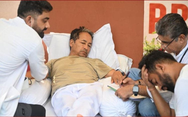 Abhijeet Dipke ने शुरू की भूख हड़ताल, Sonam Wangchuk को ले गई Delhi Police