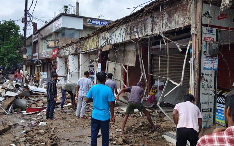 Sidhi में बारिश के बीच छत्रसाल शॉपिंग कॉम्प्लेक्स का छज्जा धराशाई, बड़ा हादसा टला