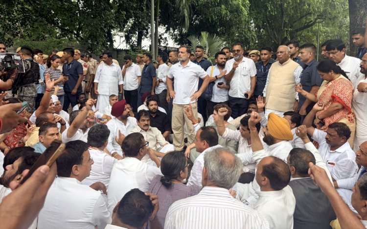 PM आवास के पास कांग्रेस का प्रदर्शन: राहुल-प्रियंका समेत कई नेता धरने पर बैठे, प्रधानमंत्री से मांगा इस्तीफा