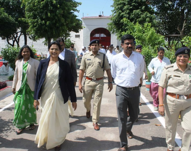 Satna सेंट्रल जेल का औचक निरीक्षण, कलेक्टर-एसपी ने खुद चखा कैदियों का भोजन