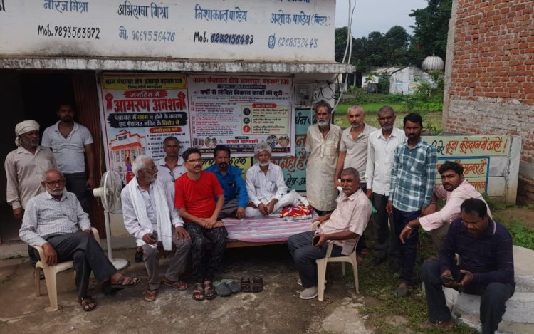 पंचायत भवन के सामने आमरण अनशन पर बैठे सरपंच, सचिव पर लगाए लापरवाही के आरोप